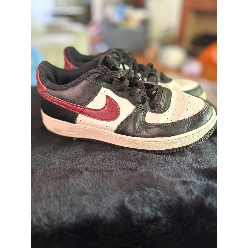 Nike Air Force 1 Low Kids 7Y Black White Burgundy Red FZ4351-001 Sneakers
